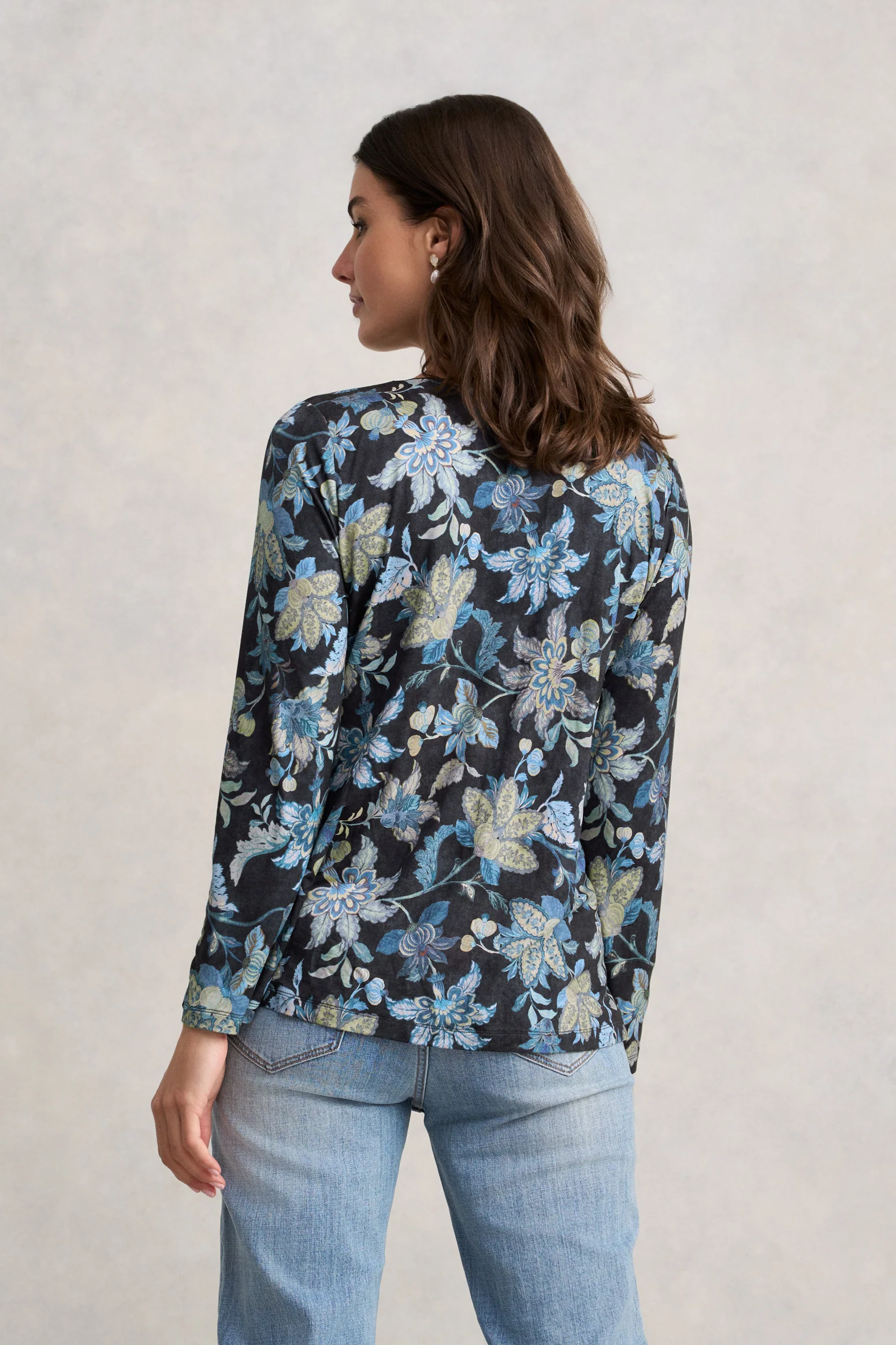 V-Neck Relaxed T-Shirt - Floral Chintz Print - Image 4